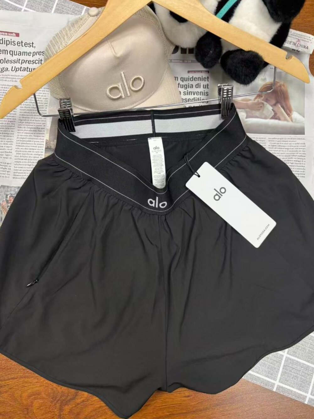 🏷️NWT Alo Yoga Match Point Sports Shorts Black High and Low Rise Fitness Shorts - Picture 3 of 9